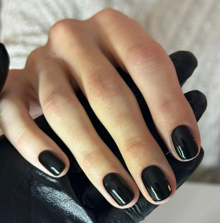 short black nails
